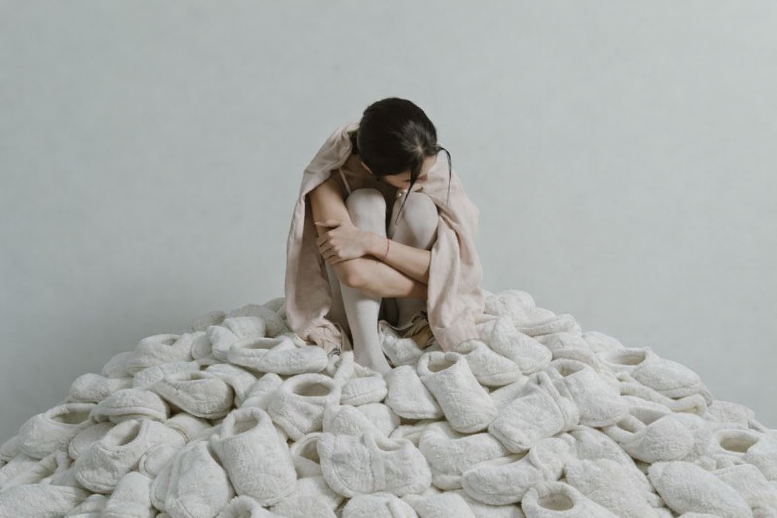 Lire la suite à propos de l’article Chaussons hiver 2026 : les incontournables couleurs & matières