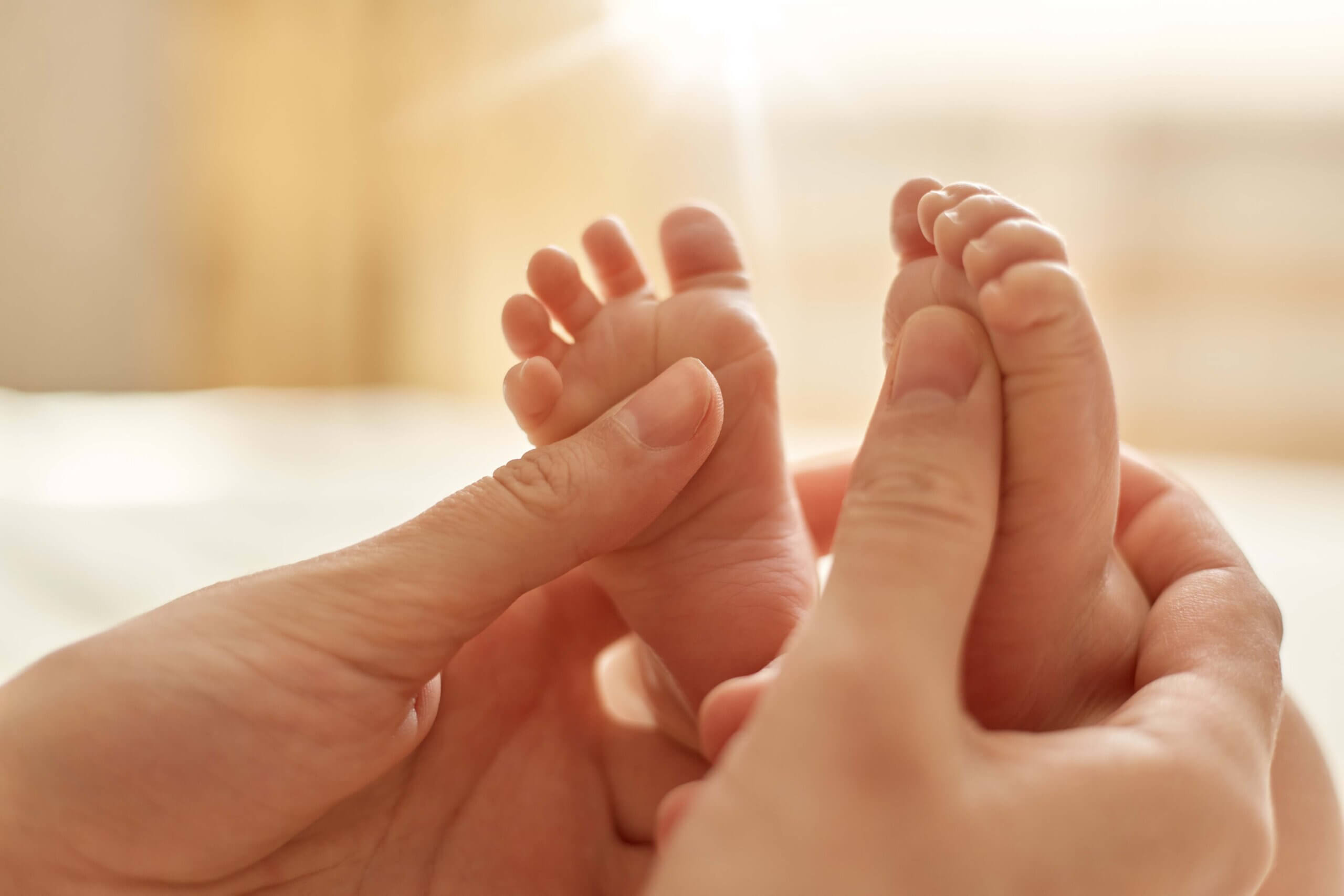 Lire la suite à propos de l’article Prendre soin des petits pieds de bébé : le massage, un rituel de bien-être