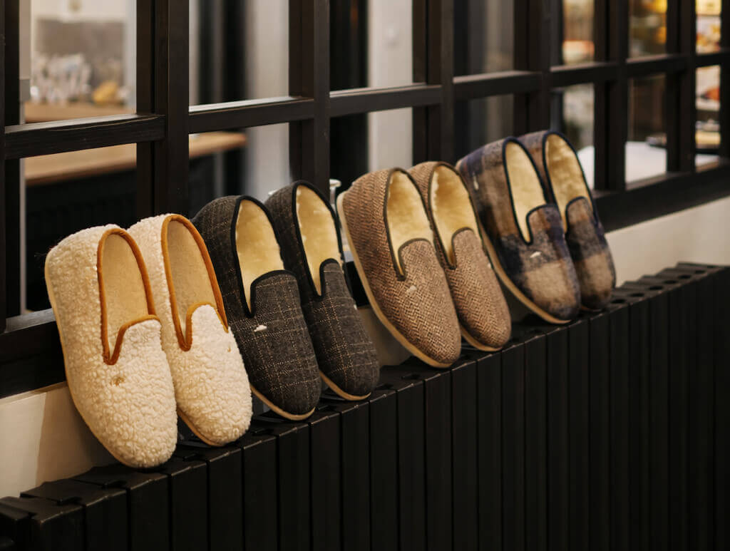 Lire la suite à propos de l’article Chaussons fourrés homme : l’allié confort incontournable de l&rsquo;hiver