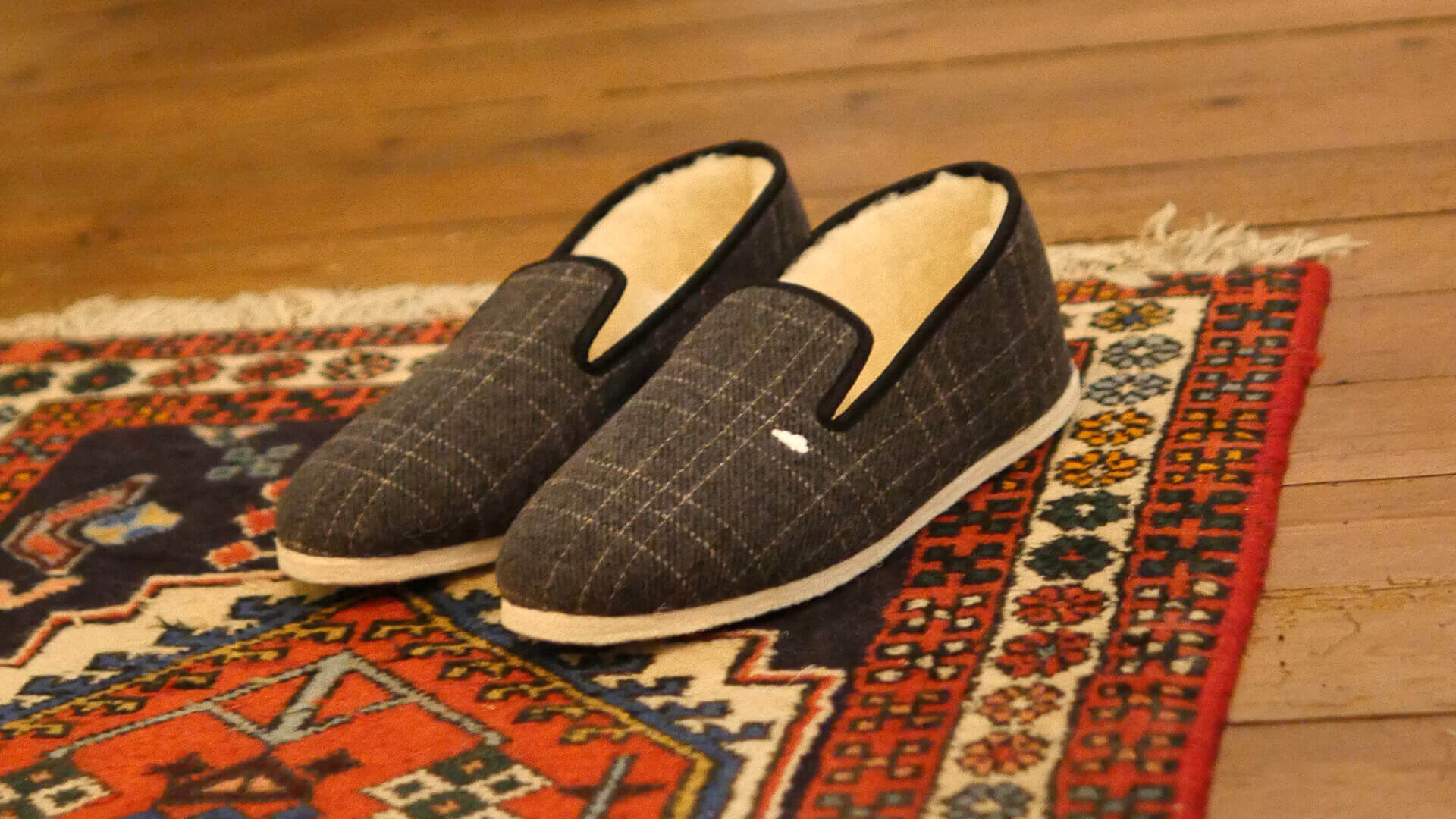 Lire la suite à propos de l’article Bien choisir ses pantoufles pour homme : le guide pour un confort au quotidien